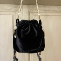 Lei è “Chanel” Continua la nostra “Velvet Capsule”, questa volta con un modello pensato per un’occasione speciale